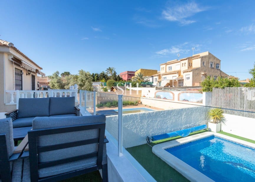 4 Zimmer Villa zu verkaufen in Los Balcones mit Pool - 650.000 € (Ref: 9807316)