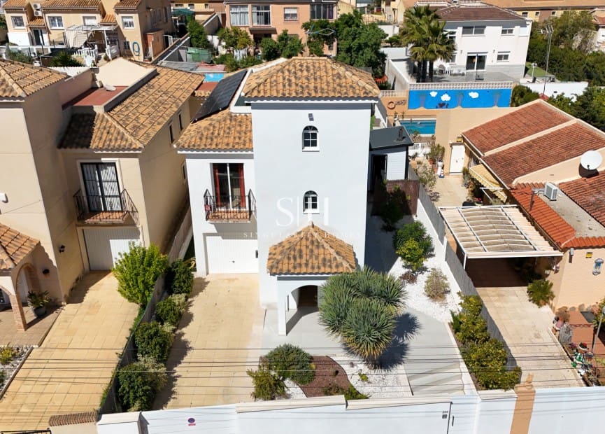 4 Zimmer Villa zu verkaufen in Los Balcones mit Pool - 650.000 € (Ref: 9807316)