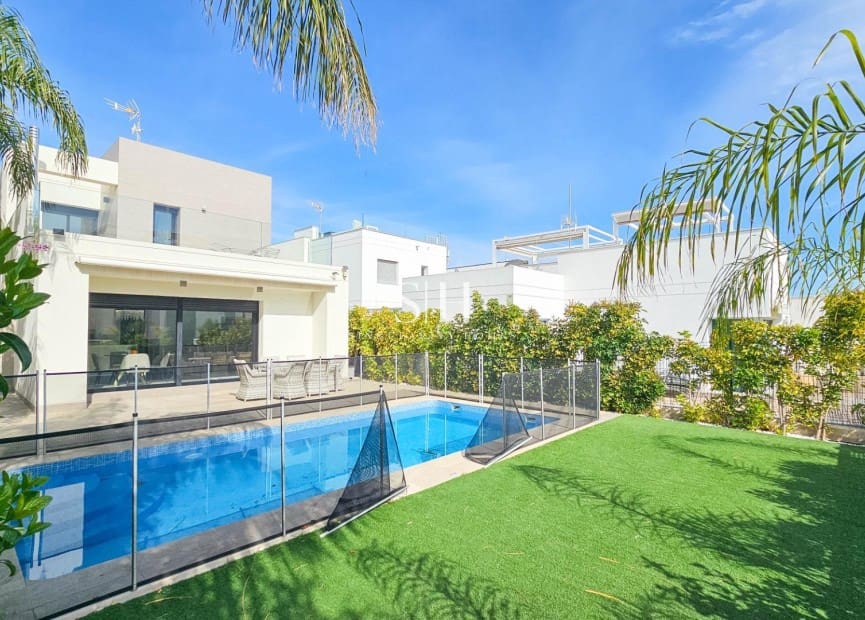 Chalet de 3 habitaciones en Ciudad Quesada en venta con piscina - 458.900 € (Ref: 9811063)