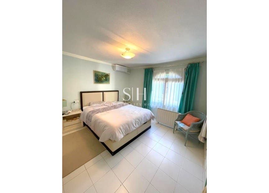 3 bedroom Villa for sale in Villamartin - € 639,000 (Ref: 9811093)