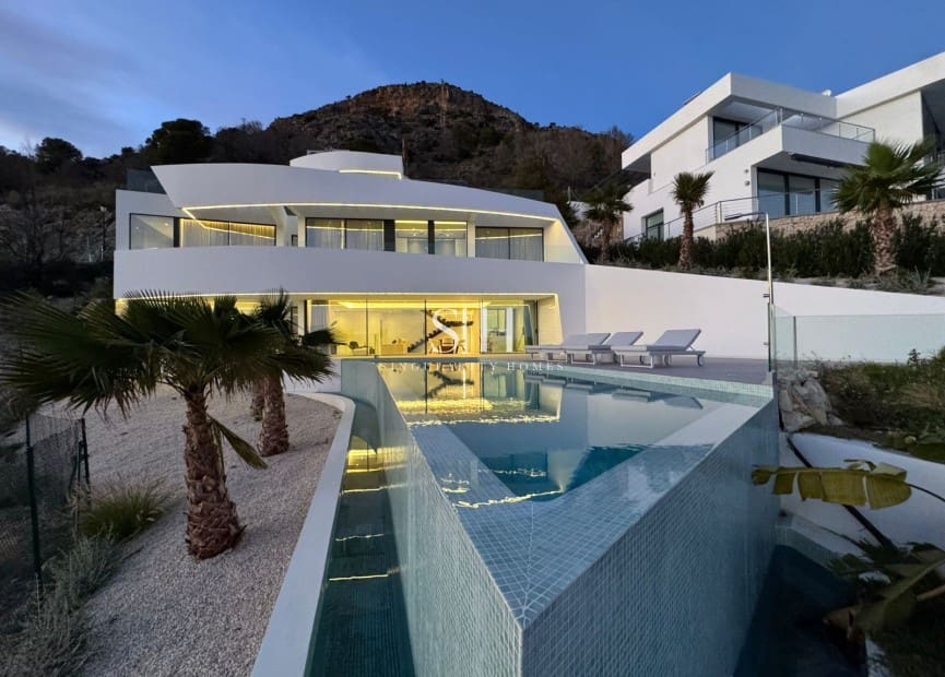 4 bedroom Villa for sale in Altea with pool - € 2,290,000 (Ref: 9811094)