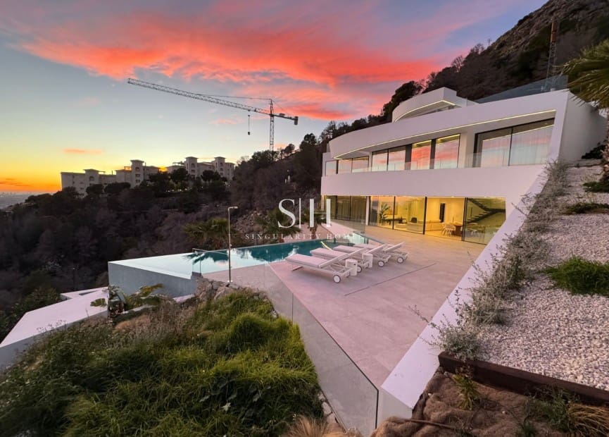 4 bedroom Villa for sale in Altea with pool - € 2,290,000 (Ref: 9811094)