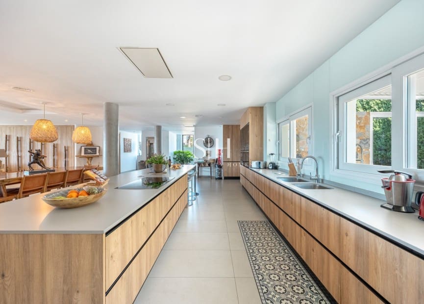 6 bedroom Villa for sale in Montiboli with pool - € 3,200,000 (Ref: 9811096)