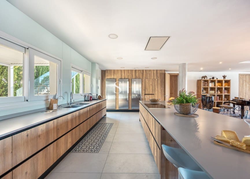 6 bedroom Villa for sale in Montiboli with pool - € 3,200,000 (Ref: 9811096)