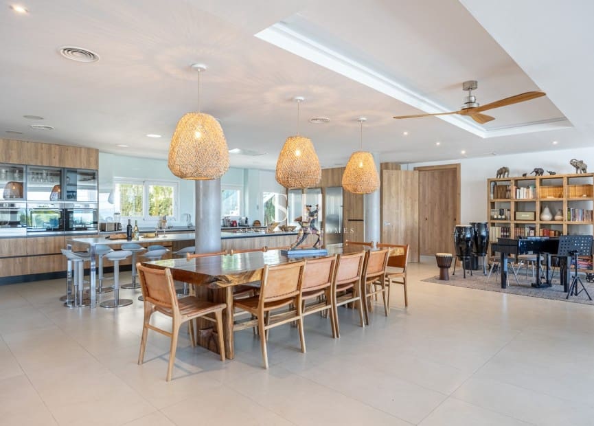 6 bedroom Villa for sale in Montiboli with pool - € 3,200,000 (Ref: 9811096)