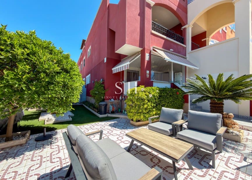2 soveværelse Byhus til salg i Orihuela Costa med swimmingpool garage - € 182.500 (Ref: 9854310)