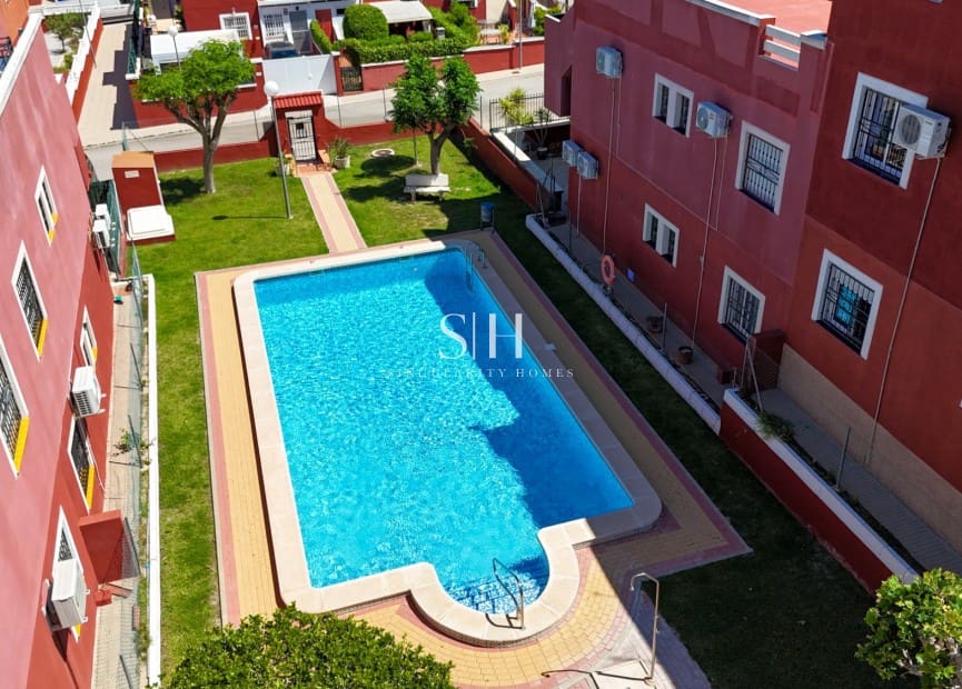 2 soveværelse Byhus til salg i Orihuela Costa med swimmingpool garage - € 182.500 (Ref: 9854310)