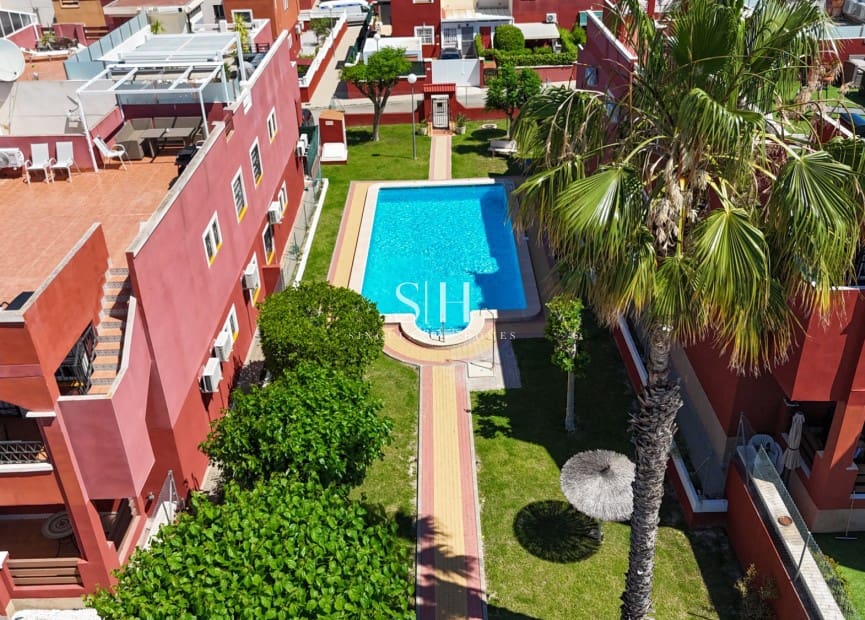 2 soveværelse Byhus til salg i Orihuela Costa med swimmingpool garage - € 182.500 (Ref: 9854310)