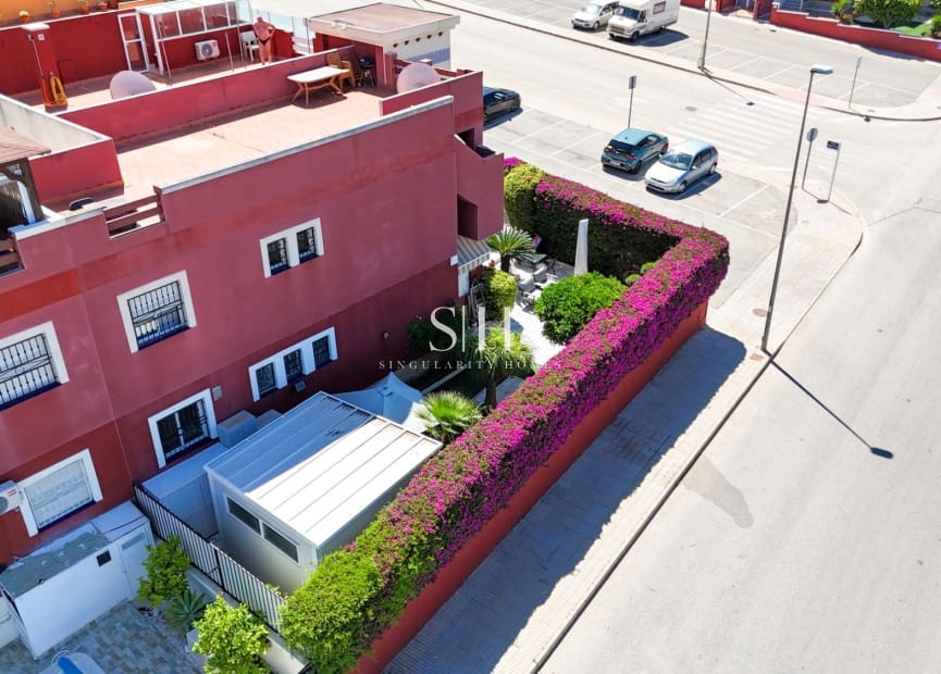 2 soveværelse Byhus til salg i Orihuela Costa med swimmingpool garage - € 182.500 (Ref: 9854310)