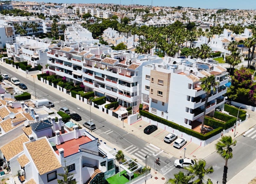 2 makuuhuone Huoneisto myytävänä paikassa Orihuela Costa mukana uima-altaan 
autotalli - 235 000 € (Ref: 9867617)