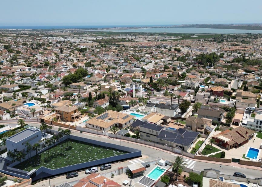 3 sypialnia Willa na sprzedaż w Ciudad Quesada z basenem garażem - 1 050 000 € (Ref: 9914895)