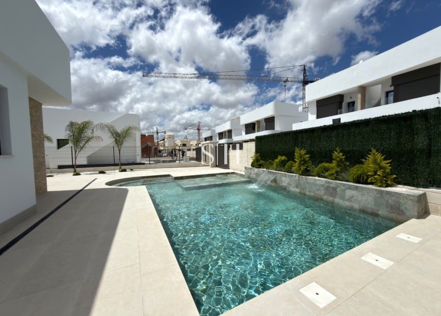 3 bedroom Villa for sale in Los Montesinos with pool - € 499,000 (Ref: 9919246)
