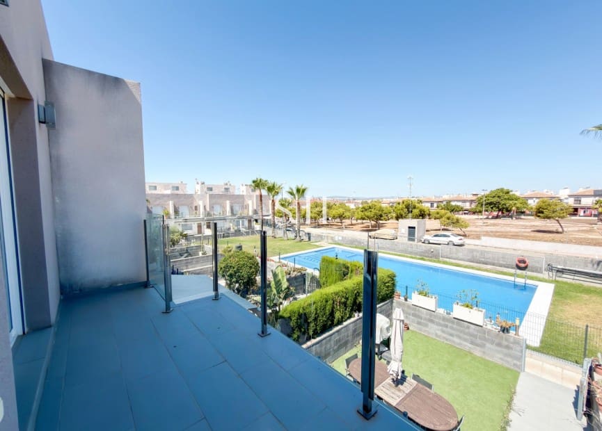 2 soverom Hus til salgs i Torrevieja med svømmebasseng garasje - € 249 000 (Ref: 9943267)