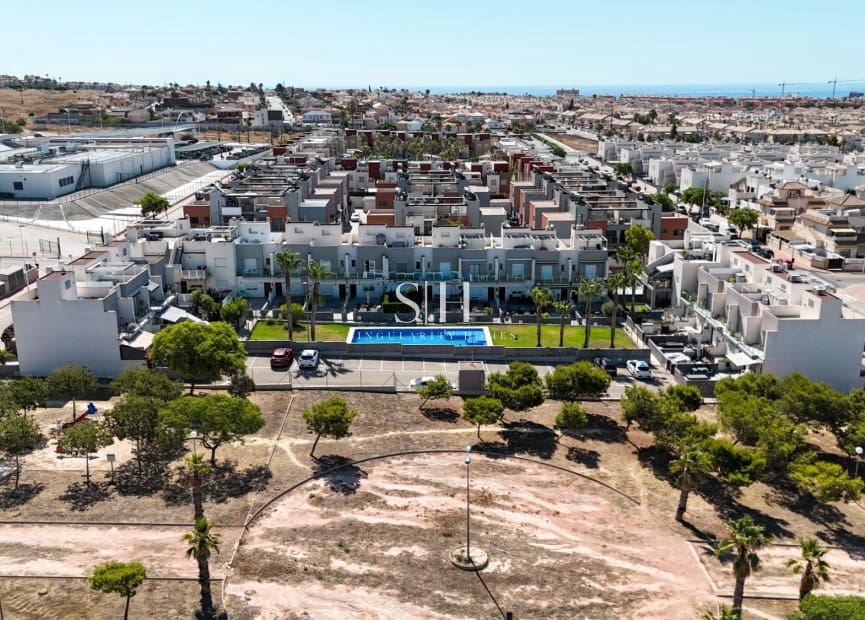 2 soverom Hus til salgs i Torrevieja med svømmebasseng garasje - € 249 000 (Ref: 9943267)