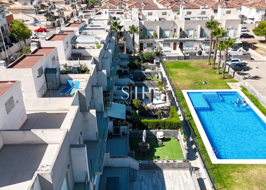 2 soverom Hus til salgs i Torrevieja med svømmebasseng garasje - € 249 000 (Ref: 9943267)