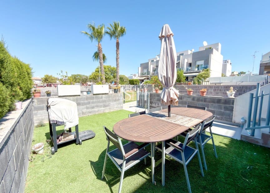2 soverom Hus til salgs i Torrevieja med svømmebasseng garasje - € 249 000 (Ref: 9943267)
