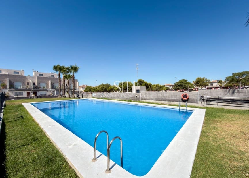 2 soverom Hus til salgs i Torrevieja med svømmebasseng garasje - € 249 000 (Ref: 9943267)