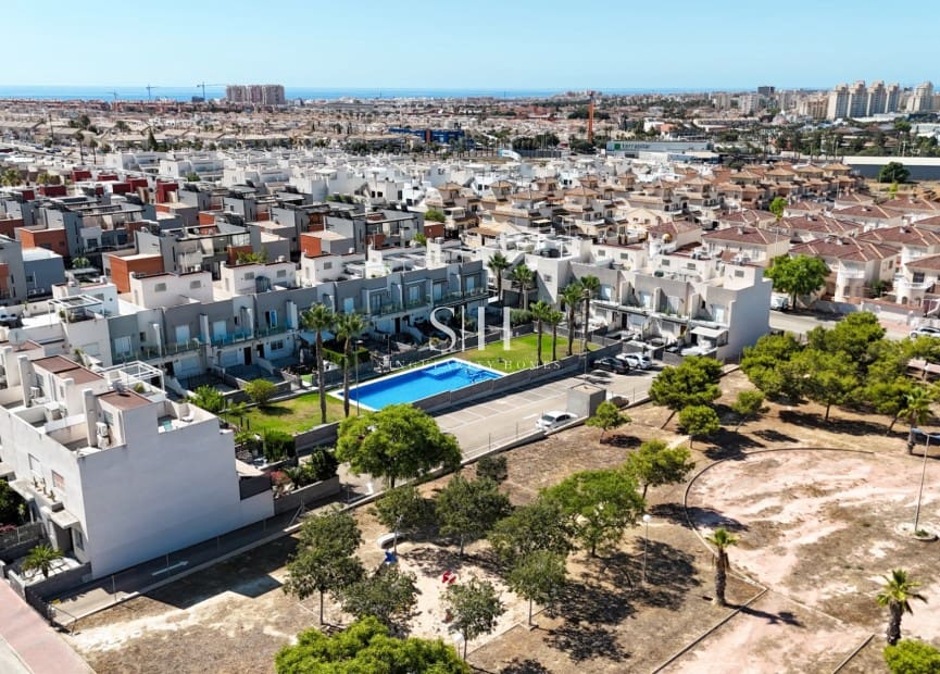 2 soverom Hus til salgs i Torrevieja med svømmebasseng garasje - € 249 000 (Ref: 9943267)