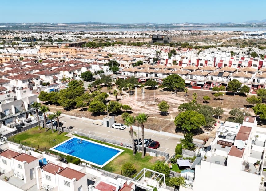 2 soverom Hus til salgs i Torrevieja med svømmebasseng garasje - € 249 000 (Ref: 9943267)