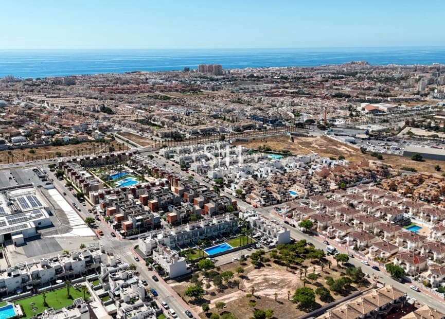 2 soverom Hus til salgs i Torrevieja med svømmebasseng garasje - € 249 000 (Ref: 9943267)