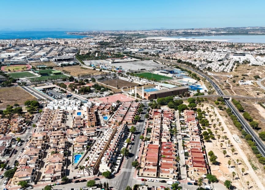 2 soverom Hus til salgs i Torrevieja med svømmebasseng garasje - € 249 000 (Ref: 9943267)