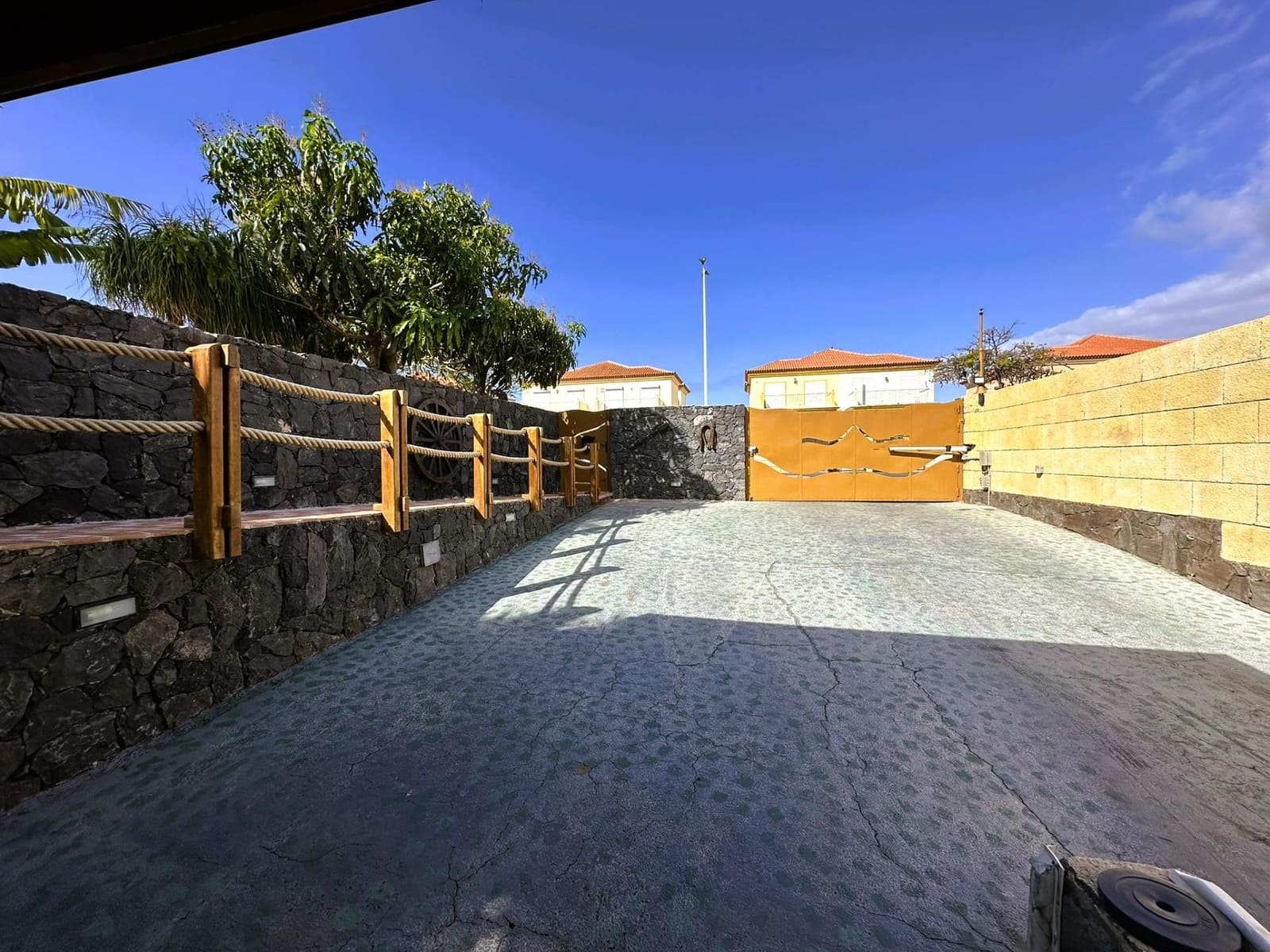 4 soveværelse Villa til salg i Costa Adeje med swimmingpool garage - € 3.000.000 (Ref: 9007802)