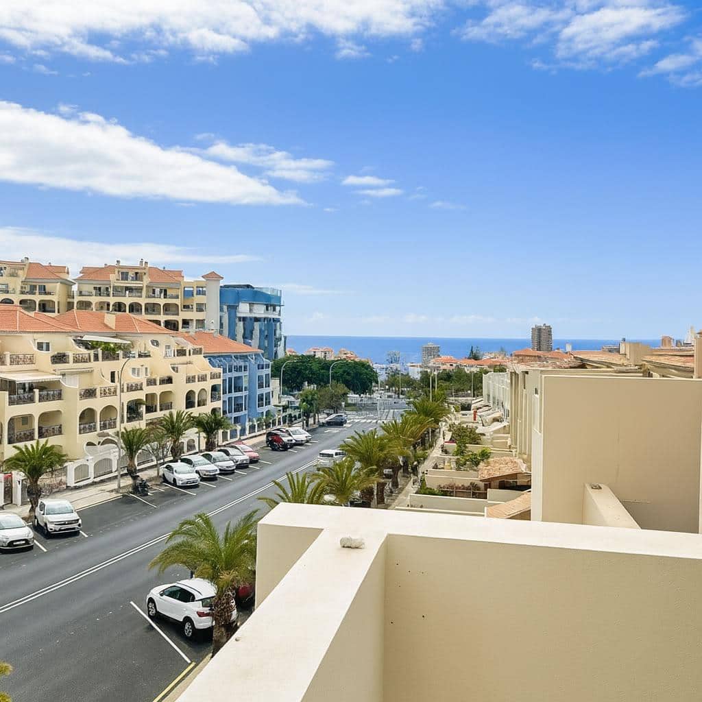 3 slaapkamer Rijtjeshuis te koop in Los Cristianos met zwembad garage - € 680.000 (Ref: 9326478)