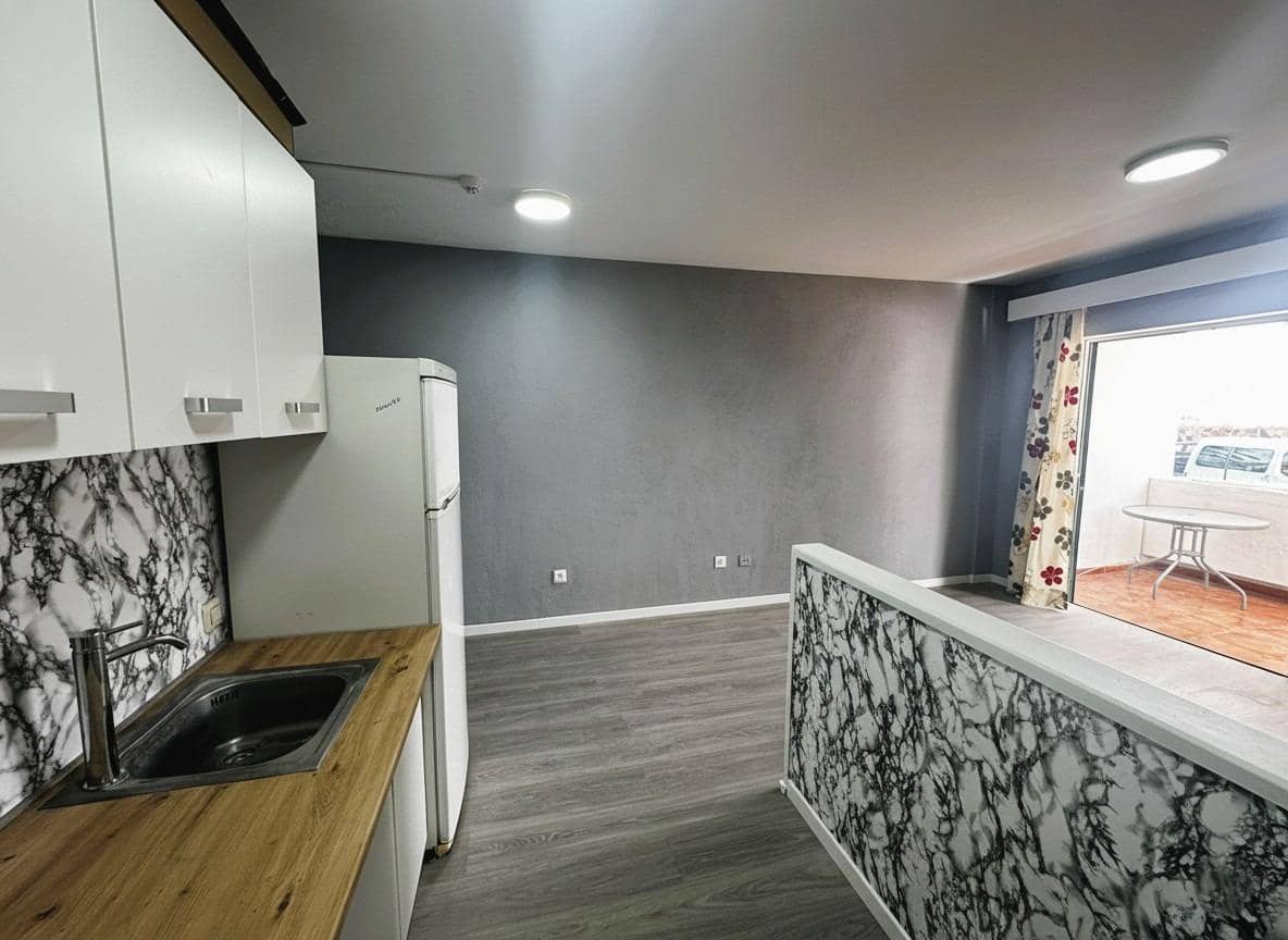 1 soverom Leilighet til salgs i Los Cristianos med svømmebasseng - € 245 000 (Ref: 9446353)