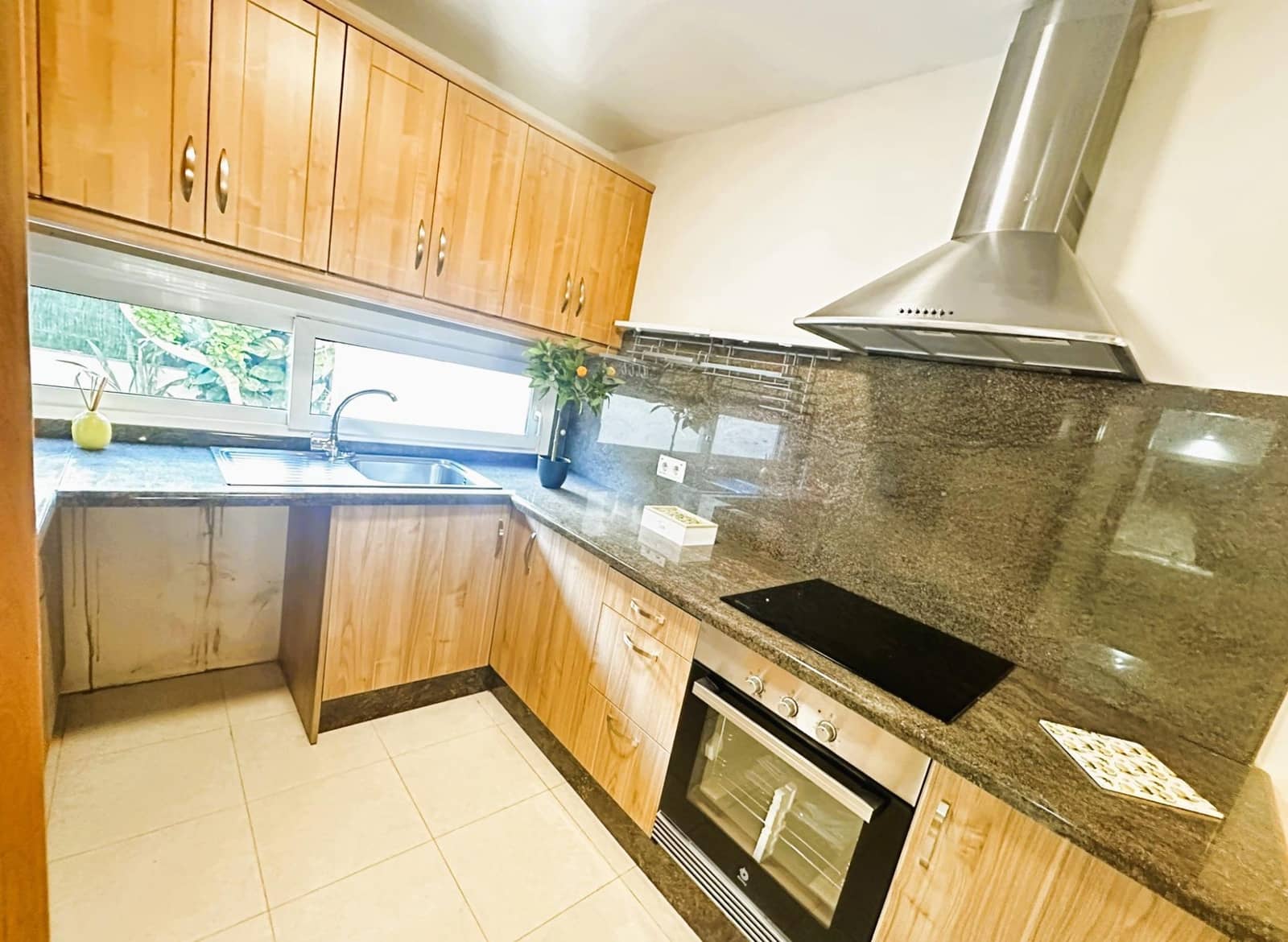 3 makuuhuone Rivitalo myytävänä paikassa Los Cristianos mukana uima-altaan 
autotalli - 680 000 € (Ref: 9456284)