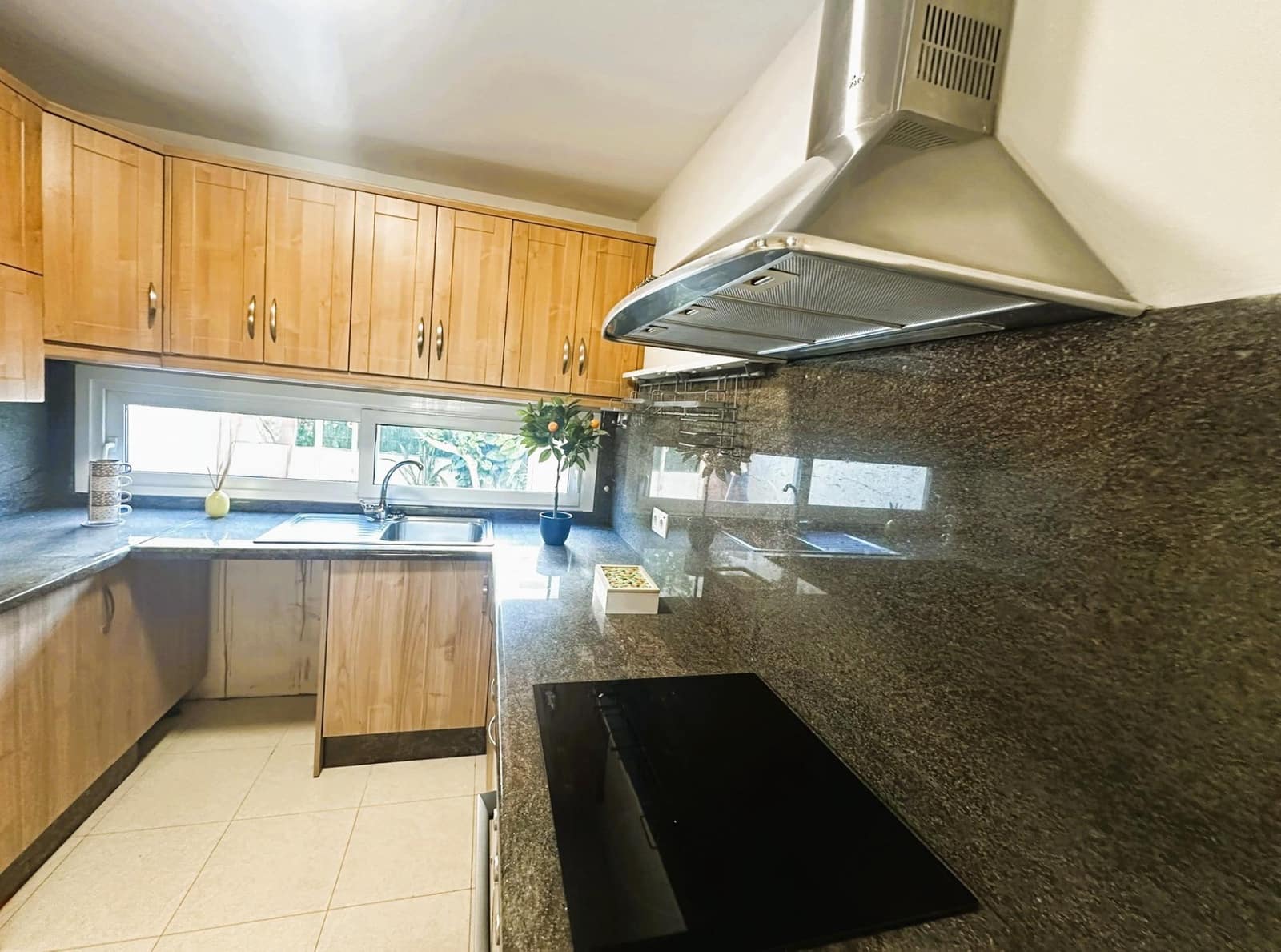 3 makuuhuone Rivitalo myytävänä paikassa Los Cristianos mukana uima-altaan 
autotalli - 680 000 € (Ref: 9456284)