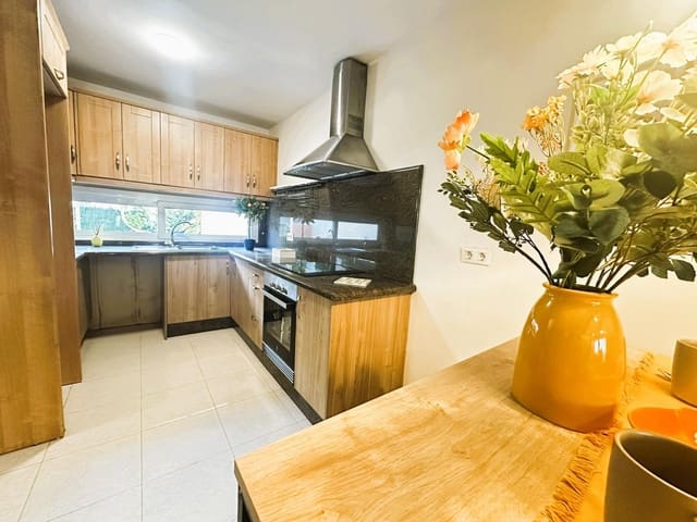 3 sypialnia Dom szeregowy na sprzedaż w Los Cristianos, Arona z basenem garażem - 680 000 € (Ref: 9456284)