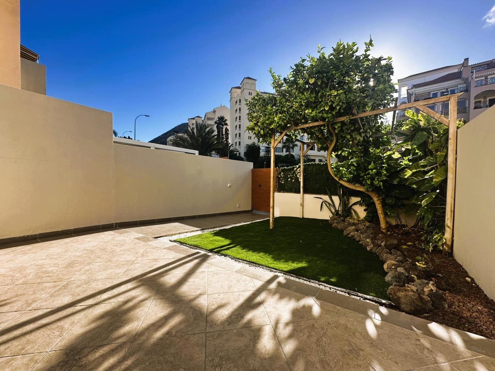 3 makuuhuone Rivitalo myytävänä paikassa Los Cristianos mukana uima-altaan 
autotalli - 680 000 € (Ref: 9456284)