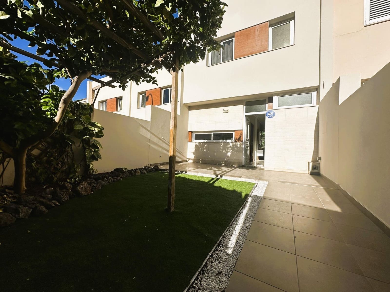 3 makuuhuone Rivitalo myytävänä paikassa Los Cristianos mukana uima-altaan 
autotalli - 680 000 € (Ref: 9456284)