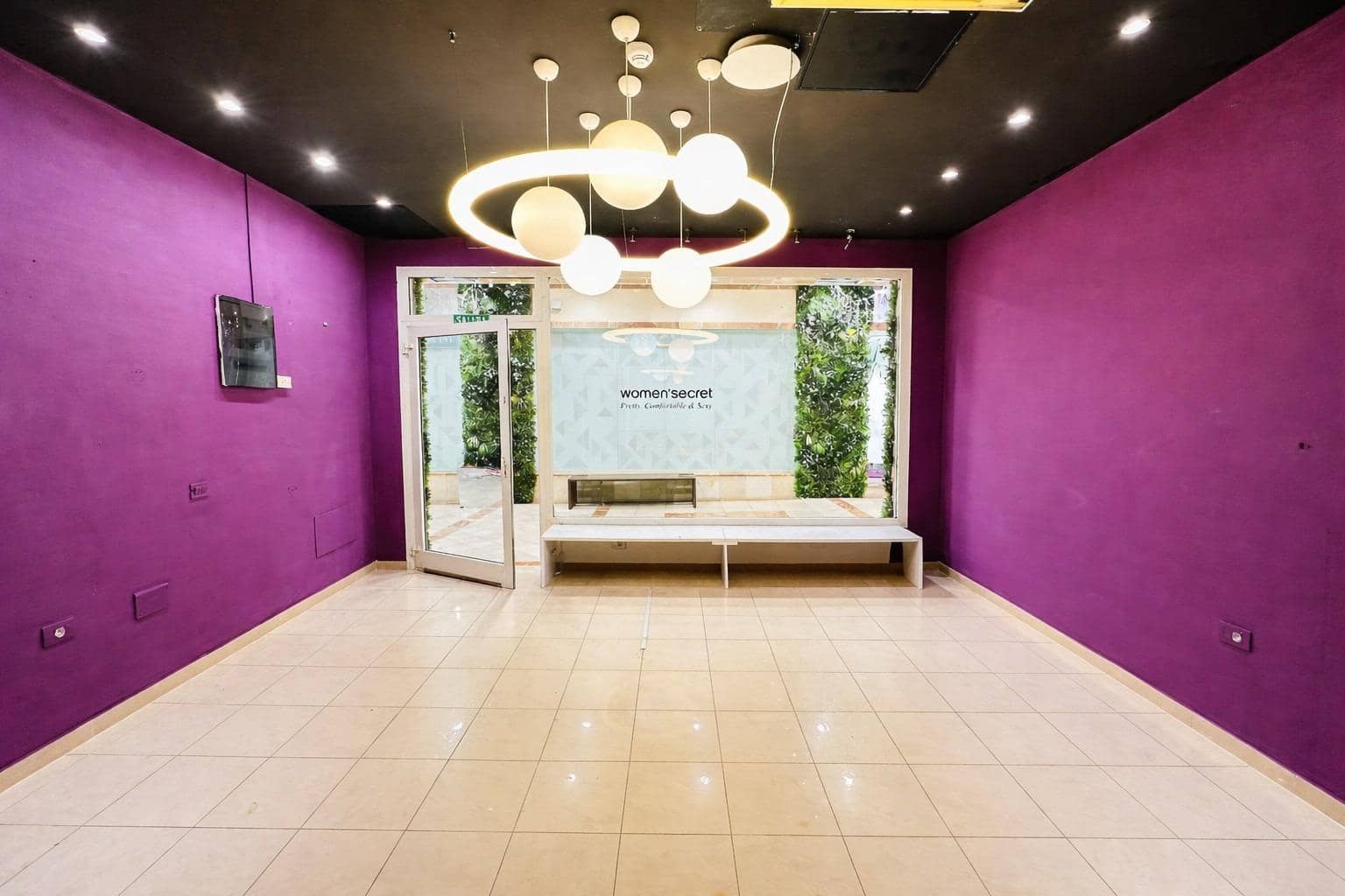 Kaupallinen myytävänä paikassa Playa de las Americas - 370 000 € (Ref: 9465776)