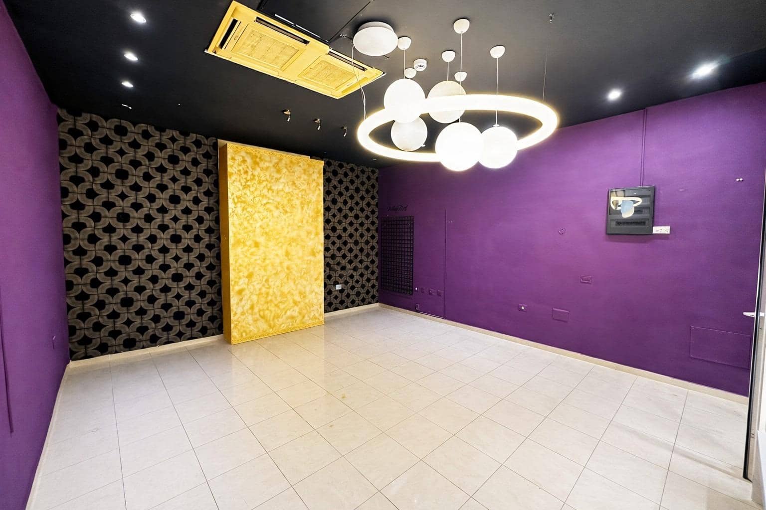 Kaupallinen myytävänä paikassa Playa de las Americas - 370 000 € (Ref: 9465776)