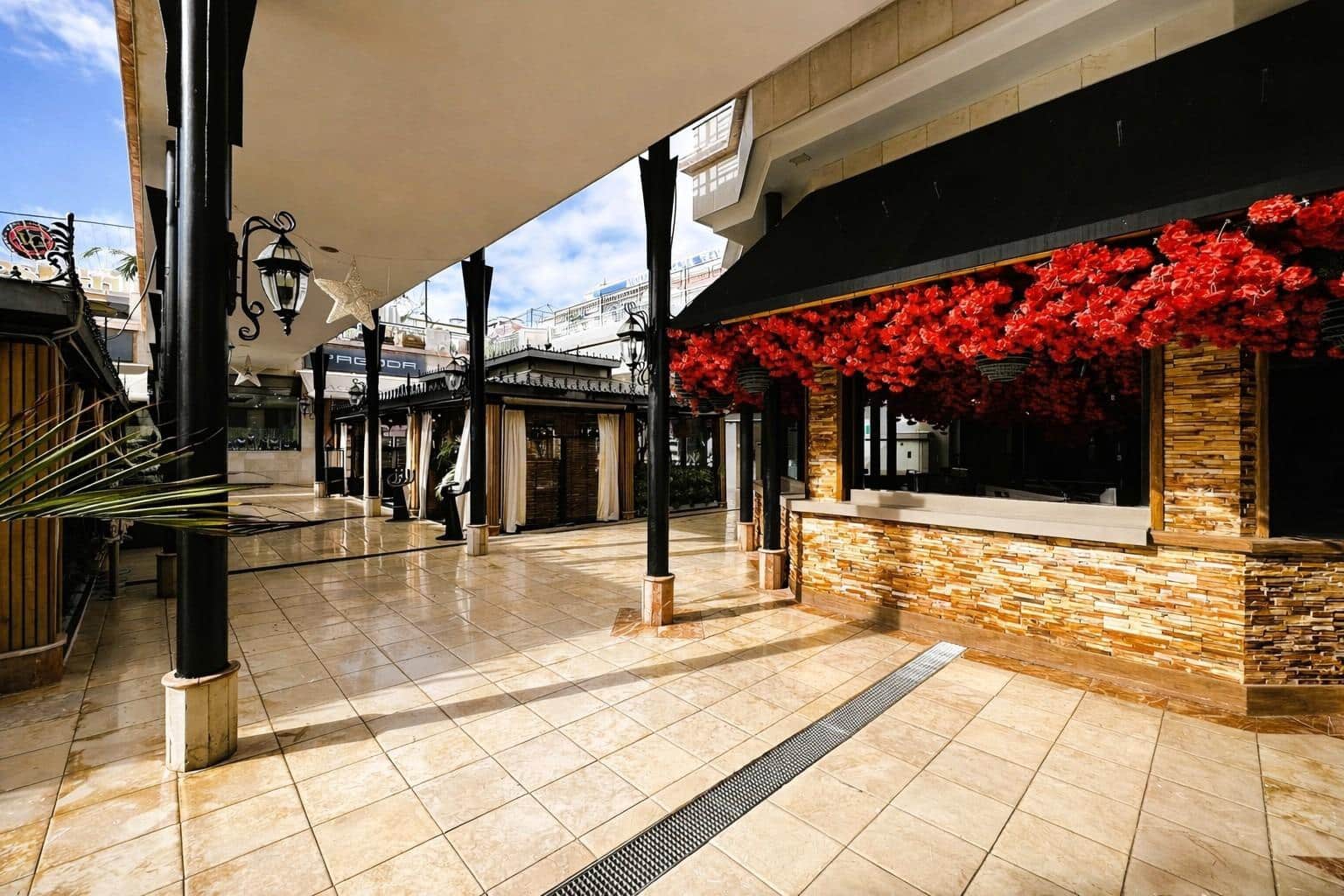 Kaupallinen myytävänä paikassa Playa de las Americas - 370 000 € (Ref: 9465776)