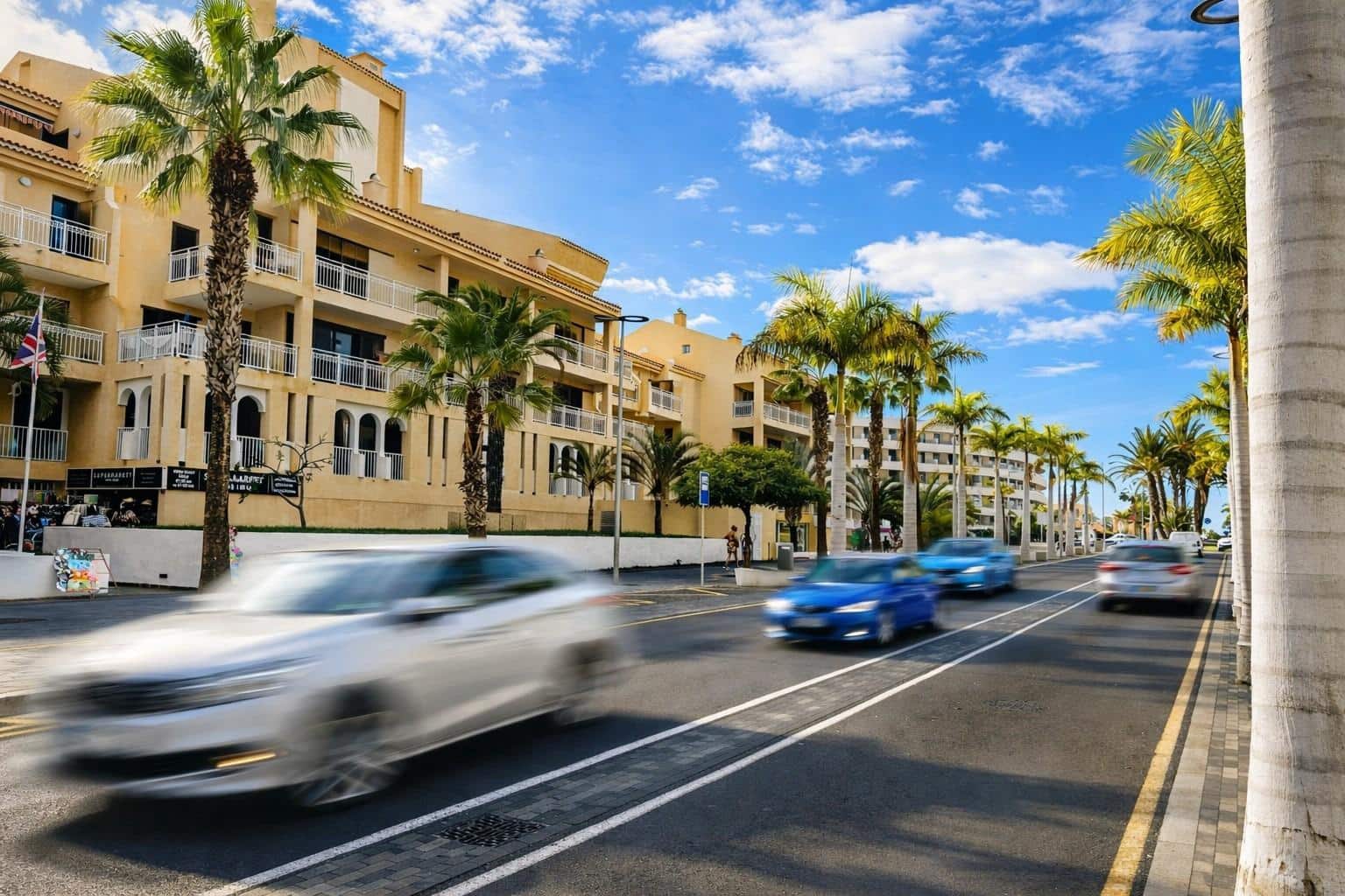 Kaupallinen myytävänä paikassa Playa de las Americas - 370 000 € (Ref: 9465776)