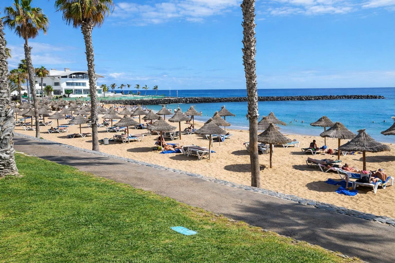 Kaupallinen myytävänä paikassa Playa de las Americas - 370 000 € (Ref: 9465776)