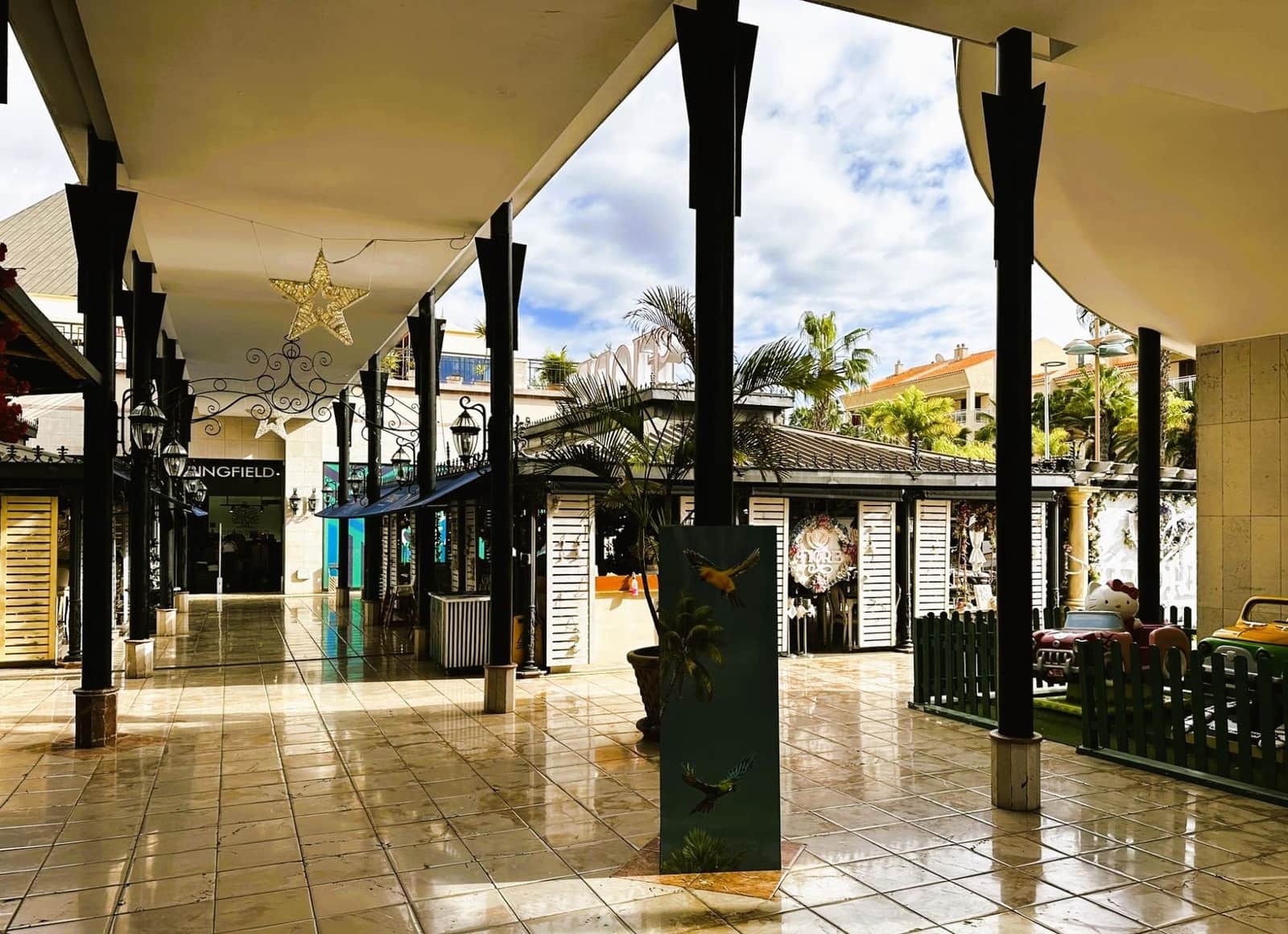 Kaupallinen myytävänä paikassa Playa de las Americas - 370 000 € (Ref: 9465776)