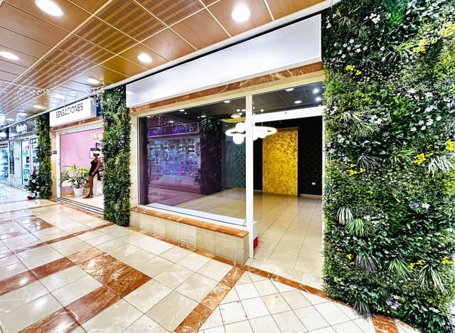 Kaupallinen myytävänä paikassa Playa de las Americas, Arona - 370 000 € (Ref: 9465776)