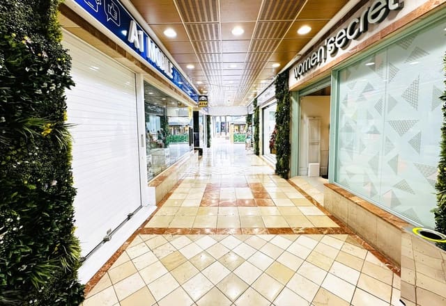 Kaupallinen myytävänä paikassa Playa de las Americas, Arona - 370 000 € (Ref: 9465776)