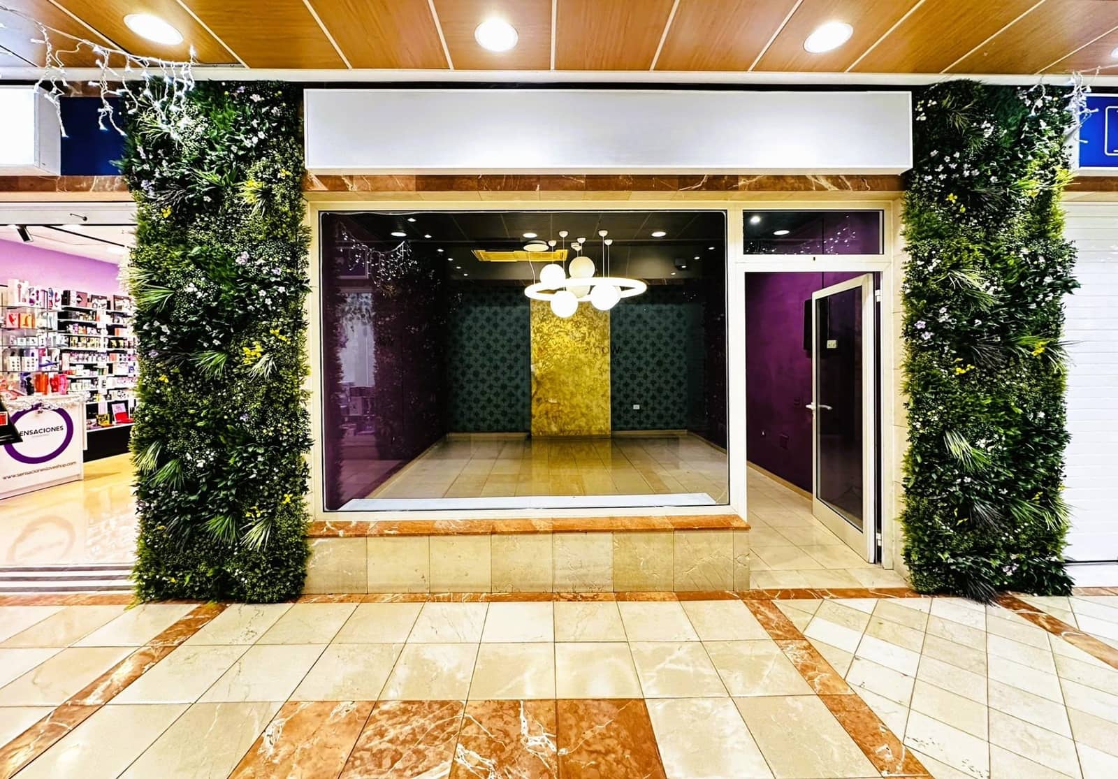 Kaupallinen myytävänä paikassa Playa de las Americas - 370 000 € (Ref: 9465776)