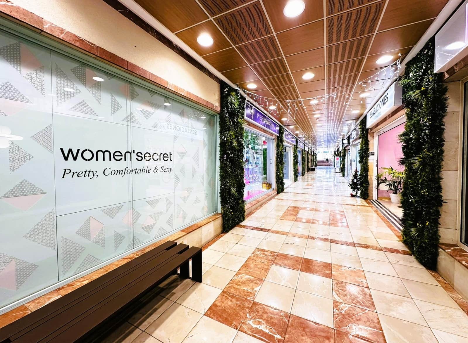 Kaupallinen myytävänä paikassa Playa de las Americas - 370 000 € (Ref: 9465776)