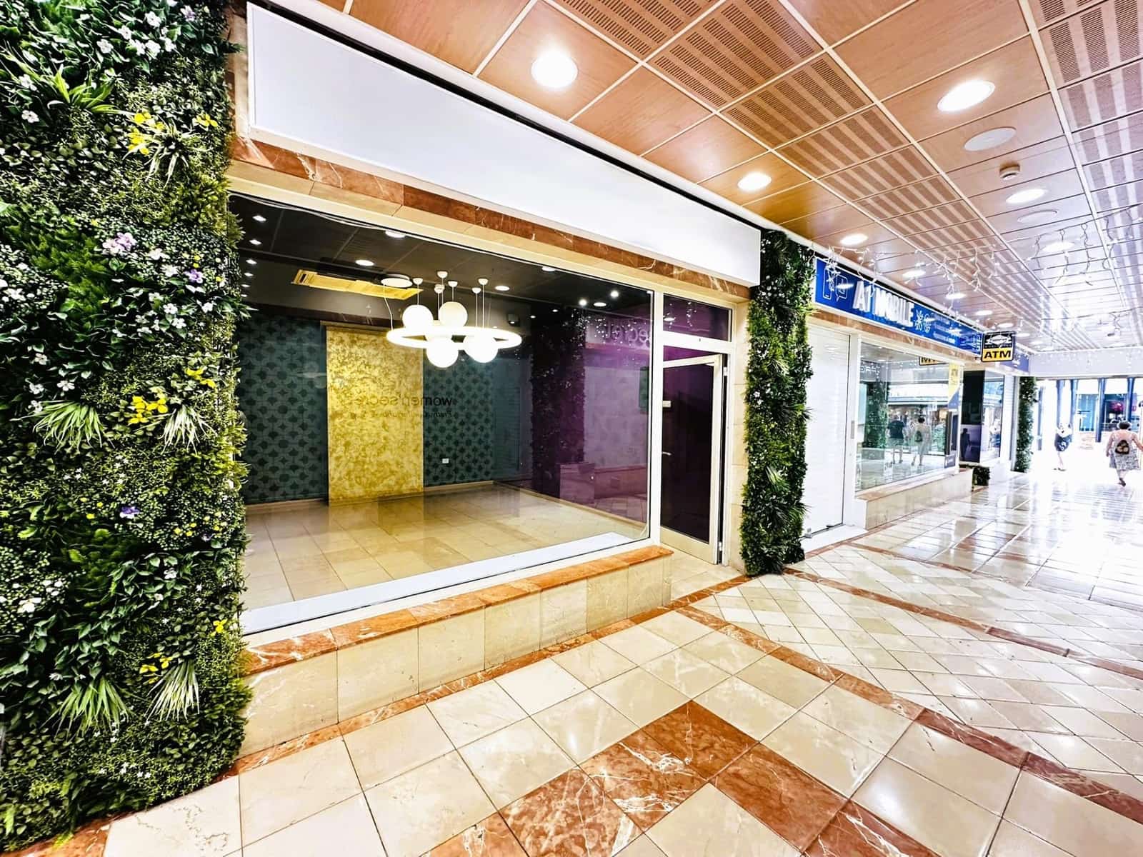 Kaupallinen myytävänä paikassa Playa de las Americas - 370 000 € (Ref: 9465776)