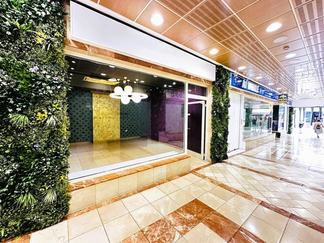 Kaupallinen myytävänä paikassa Playa de las Americas, Arona - 370 000 € (Ref: 9465776)