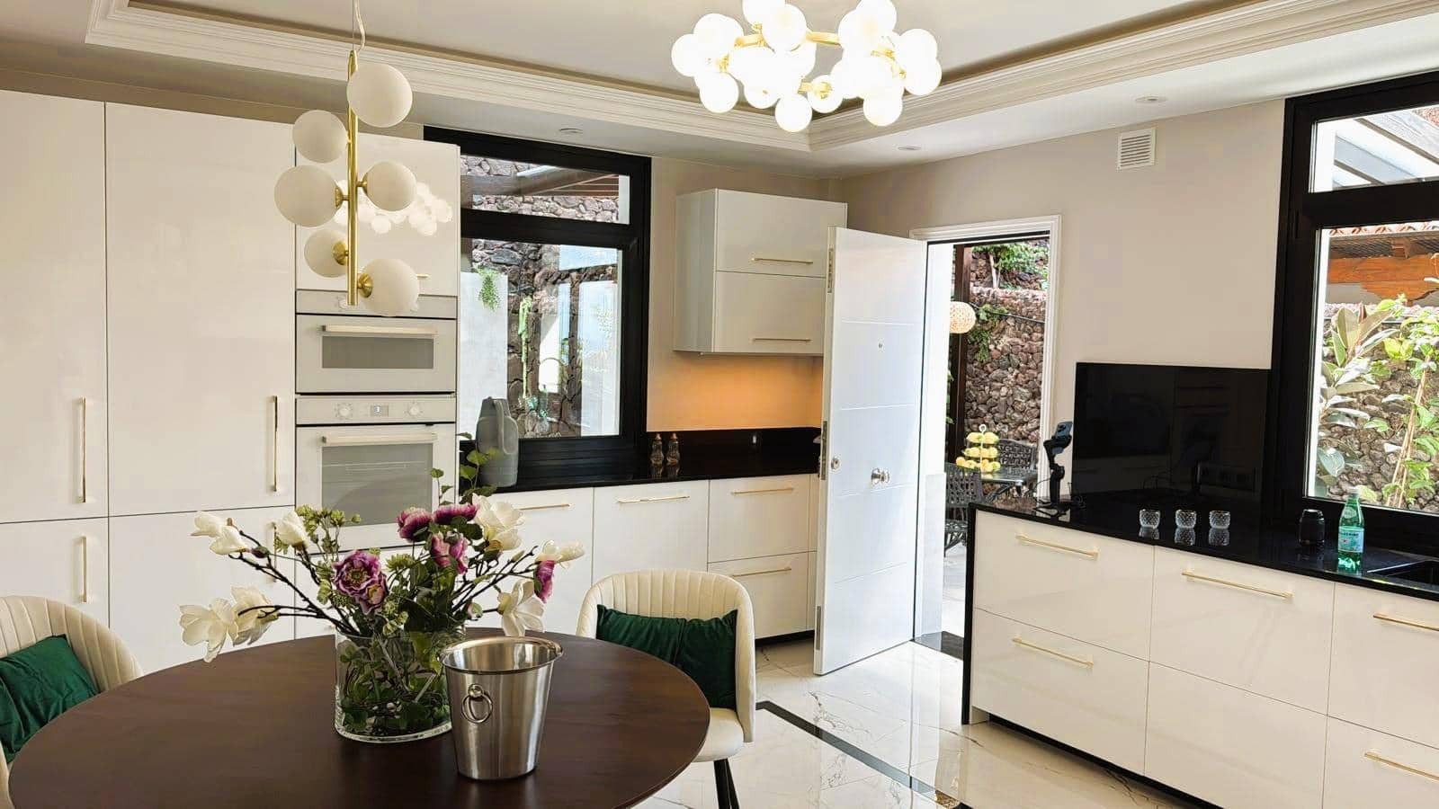 4 soverom Villa til salgs i Costa Adeje med svømmebasseng garasje - € 2 600 000 (Ref: 9543654)