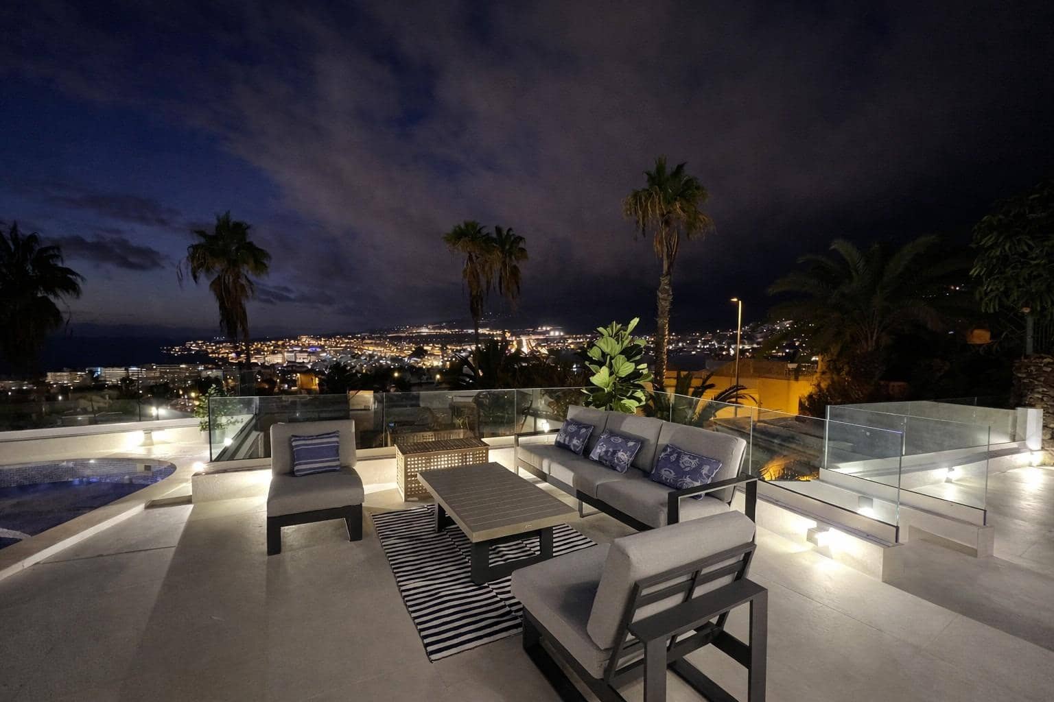 4 soverom Villa til salgs i Costa Adeje med svømmebasseng garasje - € 2 600 000 (Ref: 9543654)