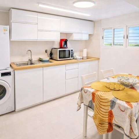 2 slaapkamer Kantoor te koop in San Eugenio Bajo, Adeje met zwembad - € 179.000 (Ref: 9758984)