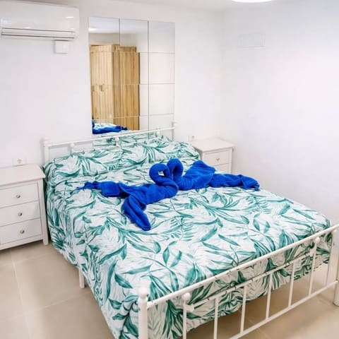 2 slaapkamer Kantoor te koop in San Eugenio Bajo, Adeje met zwembad - € 179.000 (Ref: 9758984)