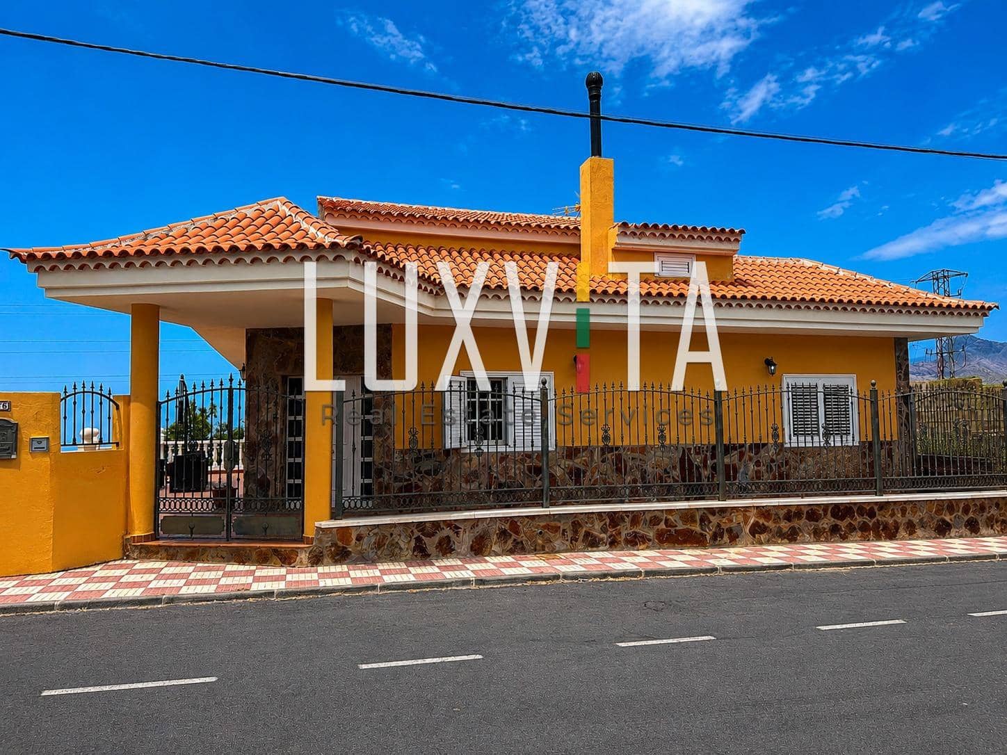 4 bedroom Villa for sale in Santiago del Teide with garage - € 560,000 (Ref: 9924637)